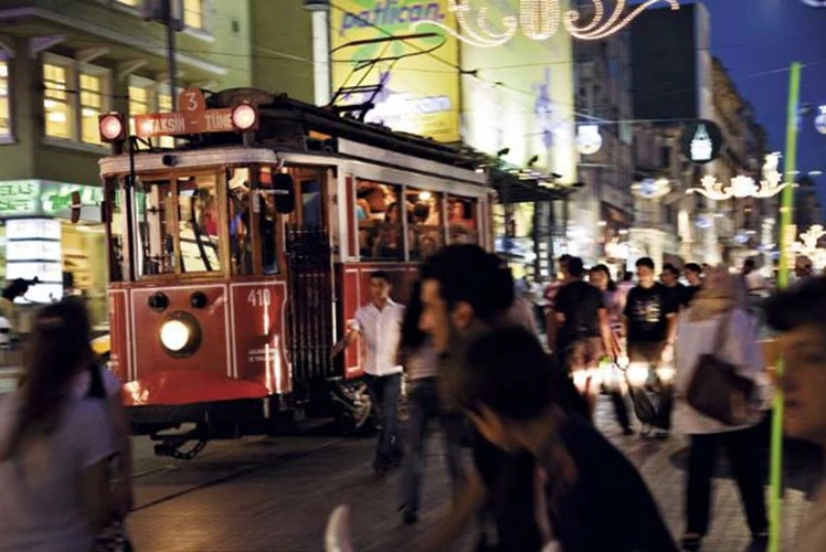  Παρά το λεγόμενο «νοσταλγικό τραμ» στην Istiklal η αίσθηση μιας μοντέρνας πόλης κυριαρχεί. 